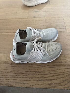 On Cloud Running Cloudswift Women’s Running Shoes - Light Gray/White